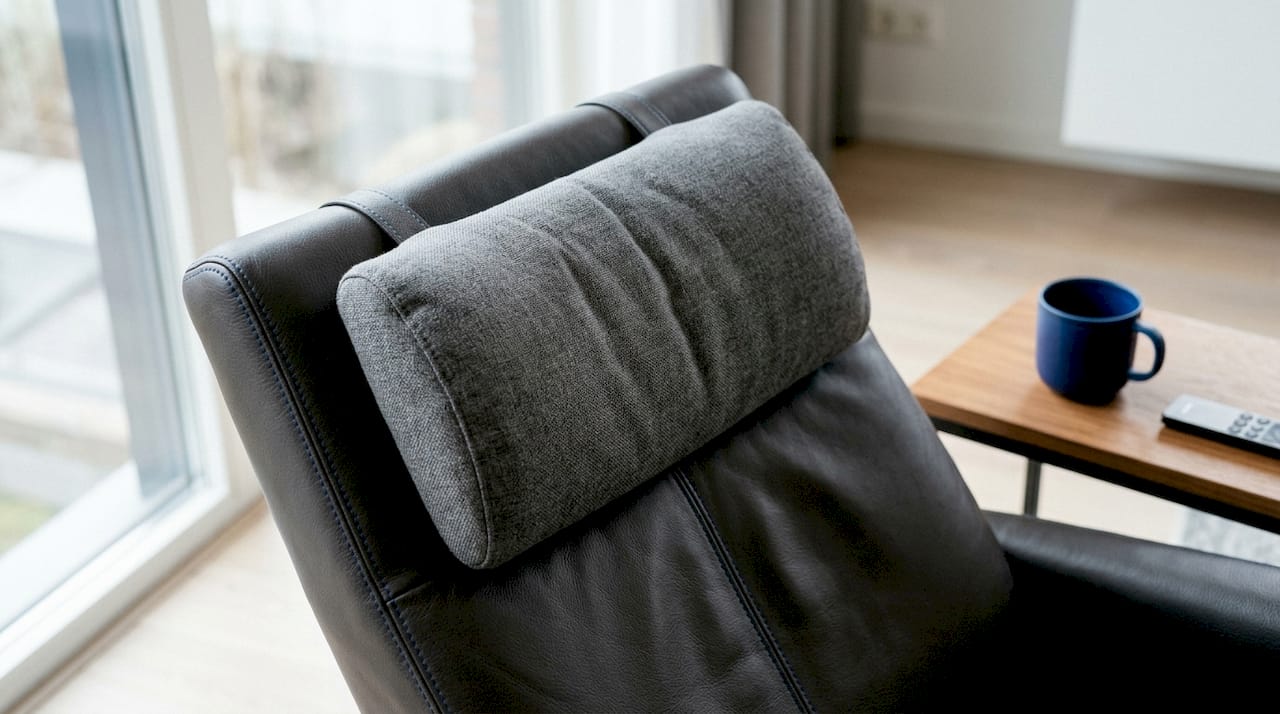 Close-up van het vaste nekkussen op een relaxfauteuil
