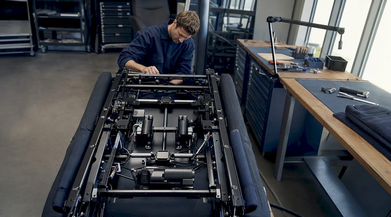 Detailopname van het elektrisch aangedreven mechanisme in het frame van de relaxstoel