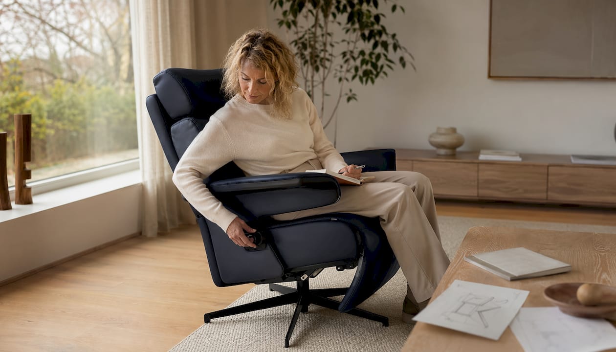 Tafel vol onderdelen van een relaxstoel en aantekeningen erbij