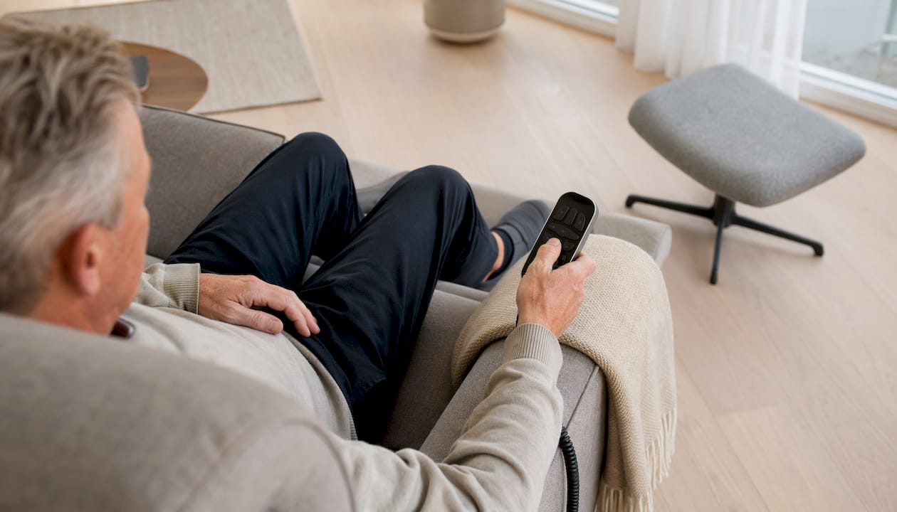 Detailopname van de handbediening voor de kantelfunctie van een sta-op stoel