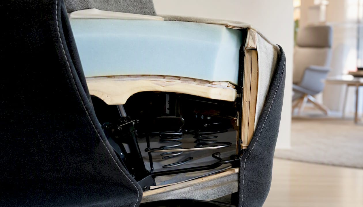 Gedetailleerde blik op het interieur van een stoel met schuimrubberen kussen en vering.