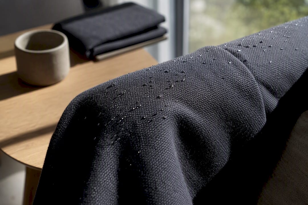 Waterdruppels op microvezeldoek van dichtbij bekeken