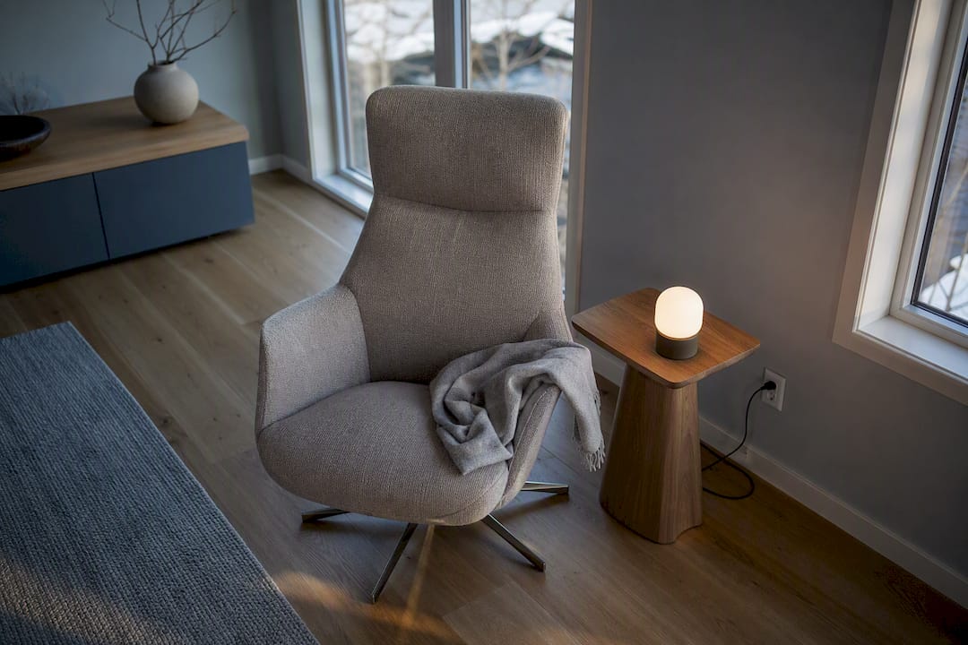 Relaxstoel bij een bijzettafeltje en stopcontact