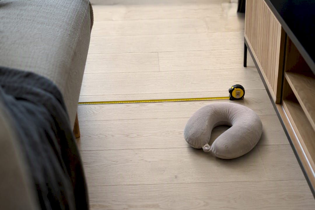 Rolmaat en nekkussen in de woonkamer