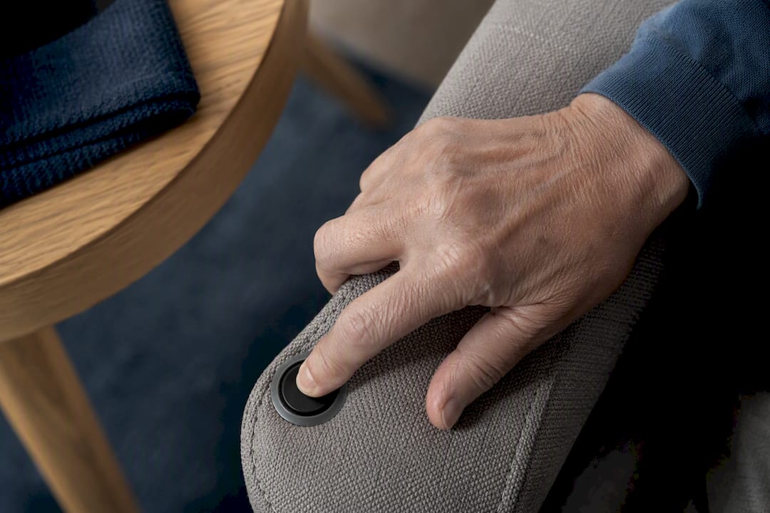 Stijve hand drukt op de grote bedieningsknop