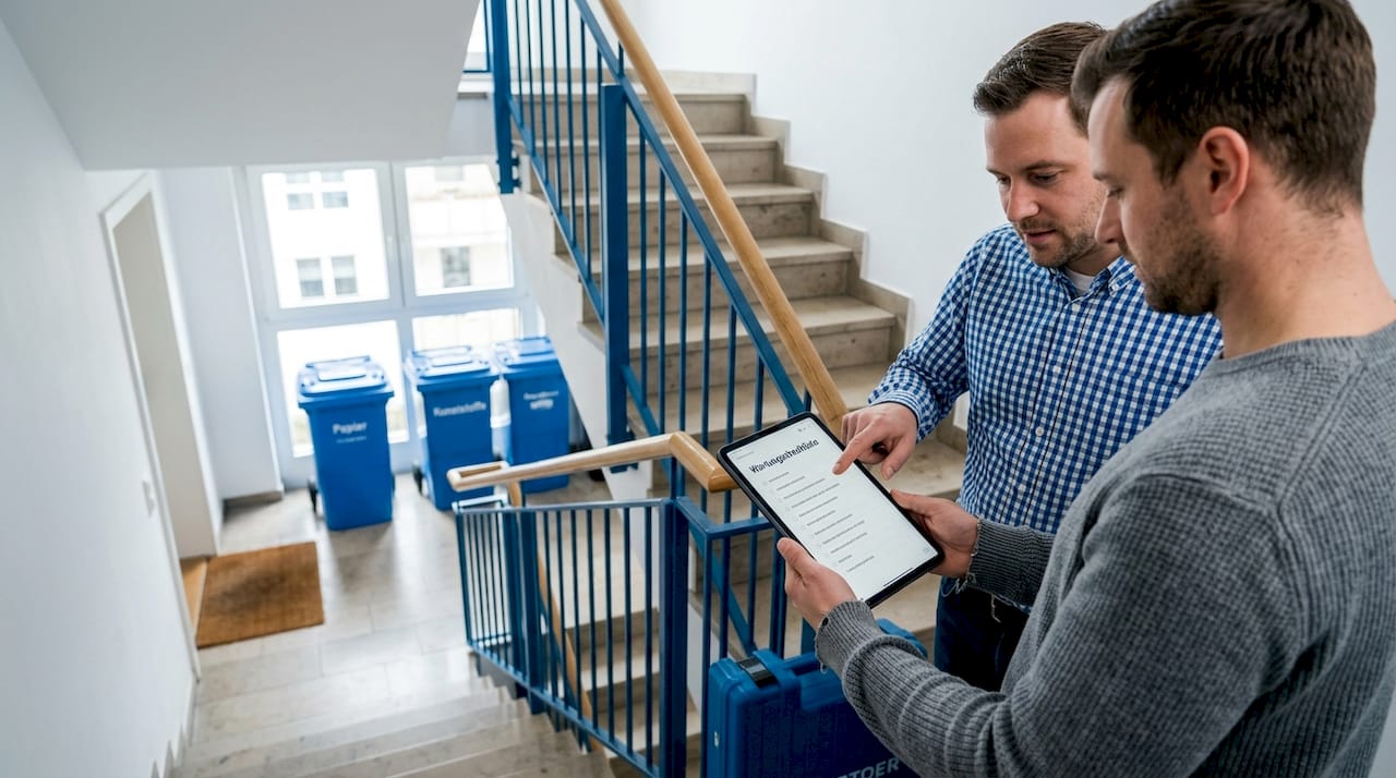 Moderne Hausverwaltungen erfassen Wartungsarbeiten mittlerweile direkt und digital im Treppenhaus.