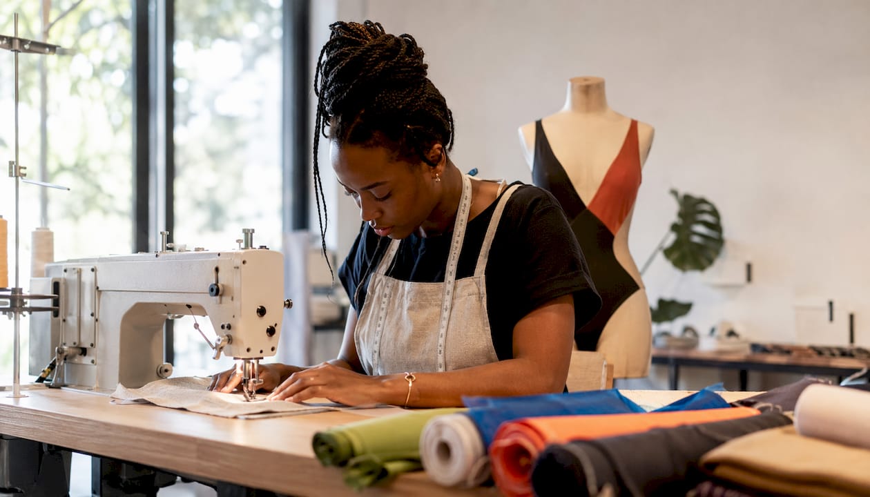 El arte de crear moda sostenible a mano en Room24