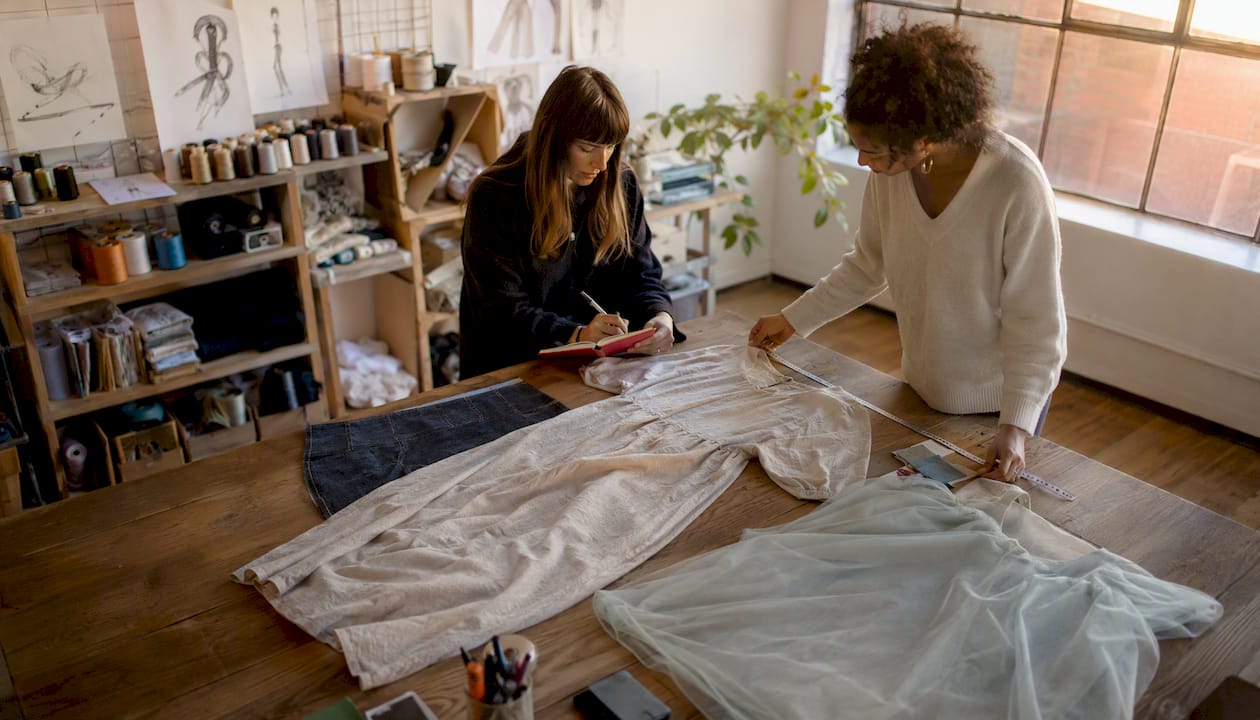 Deux amies échangent sur le nombre idéal de pièces à intégrer dans une garde-robe capsule.