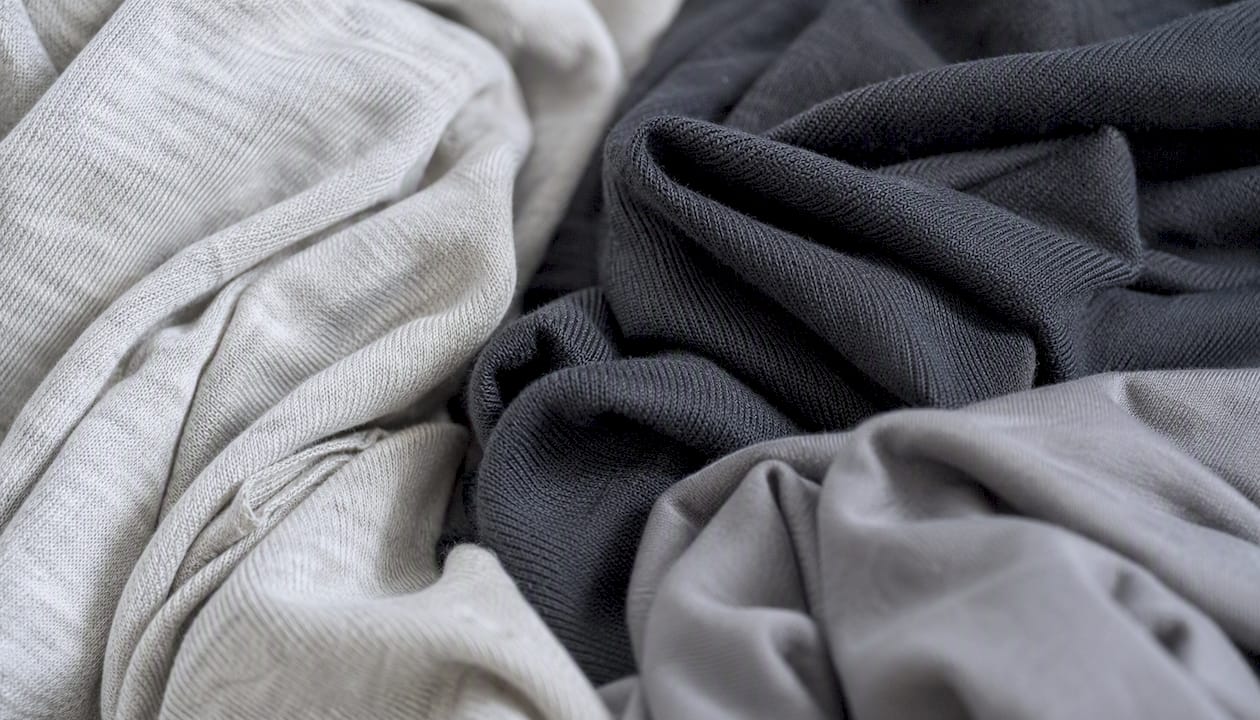 Detalles en primer plano de las texturas de telas recicladas