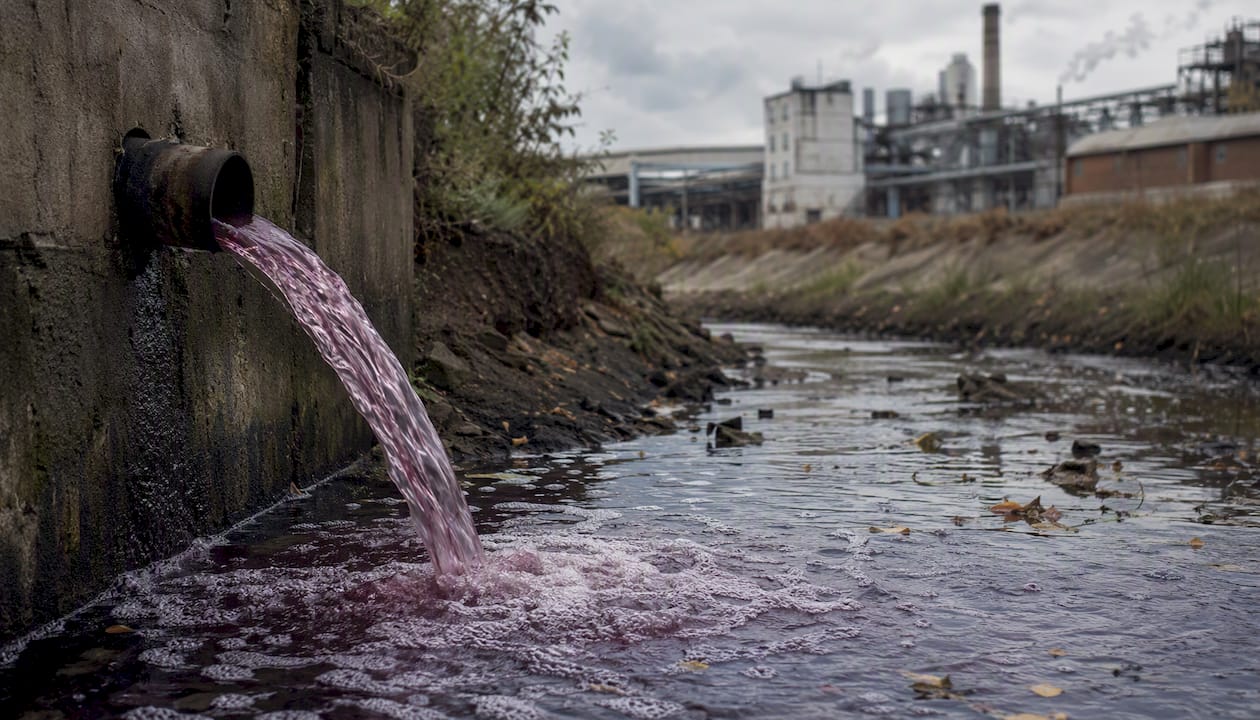 Les eaux usées colorées provenant d’une usine textile se déversent dans la rivière, entraînant une grave pollution.