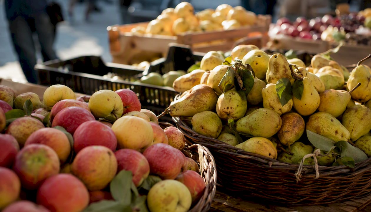 Frutas frescas de la zona en un puesto del mercado