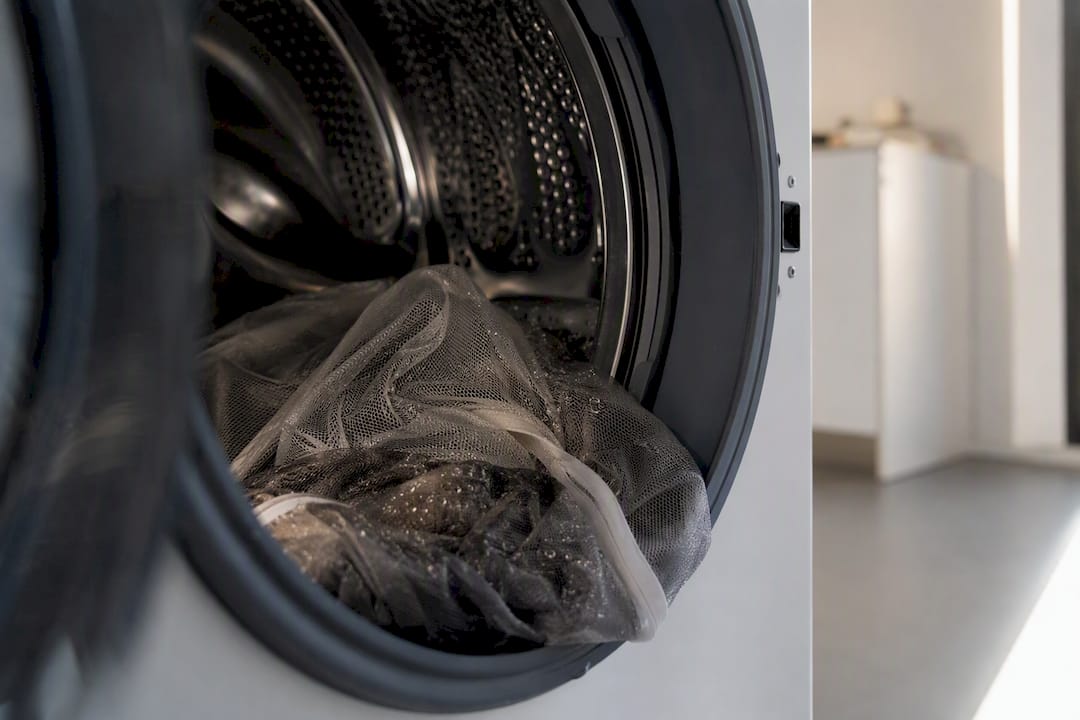 Fibres de polyester capturées dans un sac à linge lors du lavage en machine