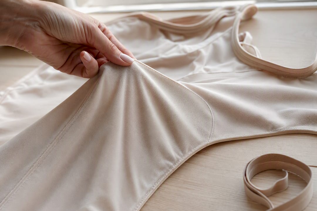 Tela de traje de baño estirada, primer plano
