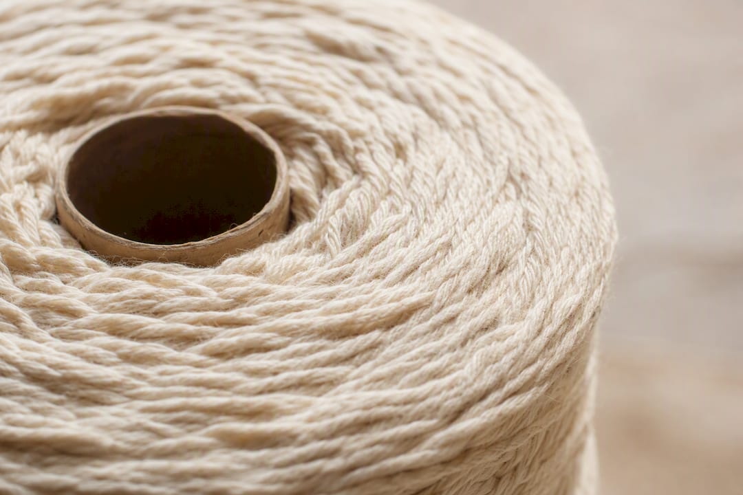 Primer plano de hilos torcidos que muestran elasticidad natural