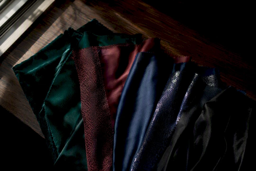 Échantillons de tissus aux couleurs pierres précieuses pour robes de soirée