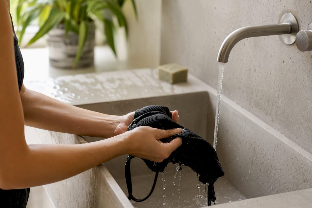 Lavage à la main d'un tissu de bikini durable
