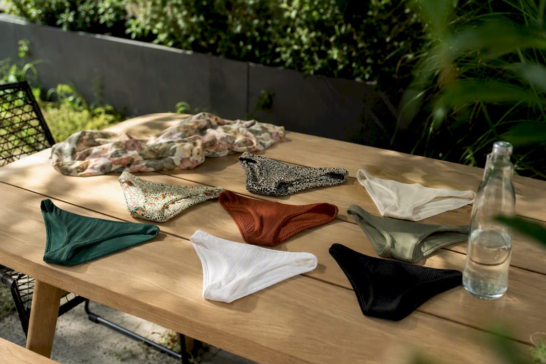 Vue à plat de différentes coupes de bas de bikini