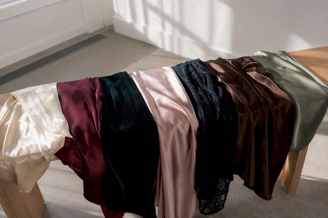 Gros plan sur des textures de tissus en satin, soie, velours et dentelle