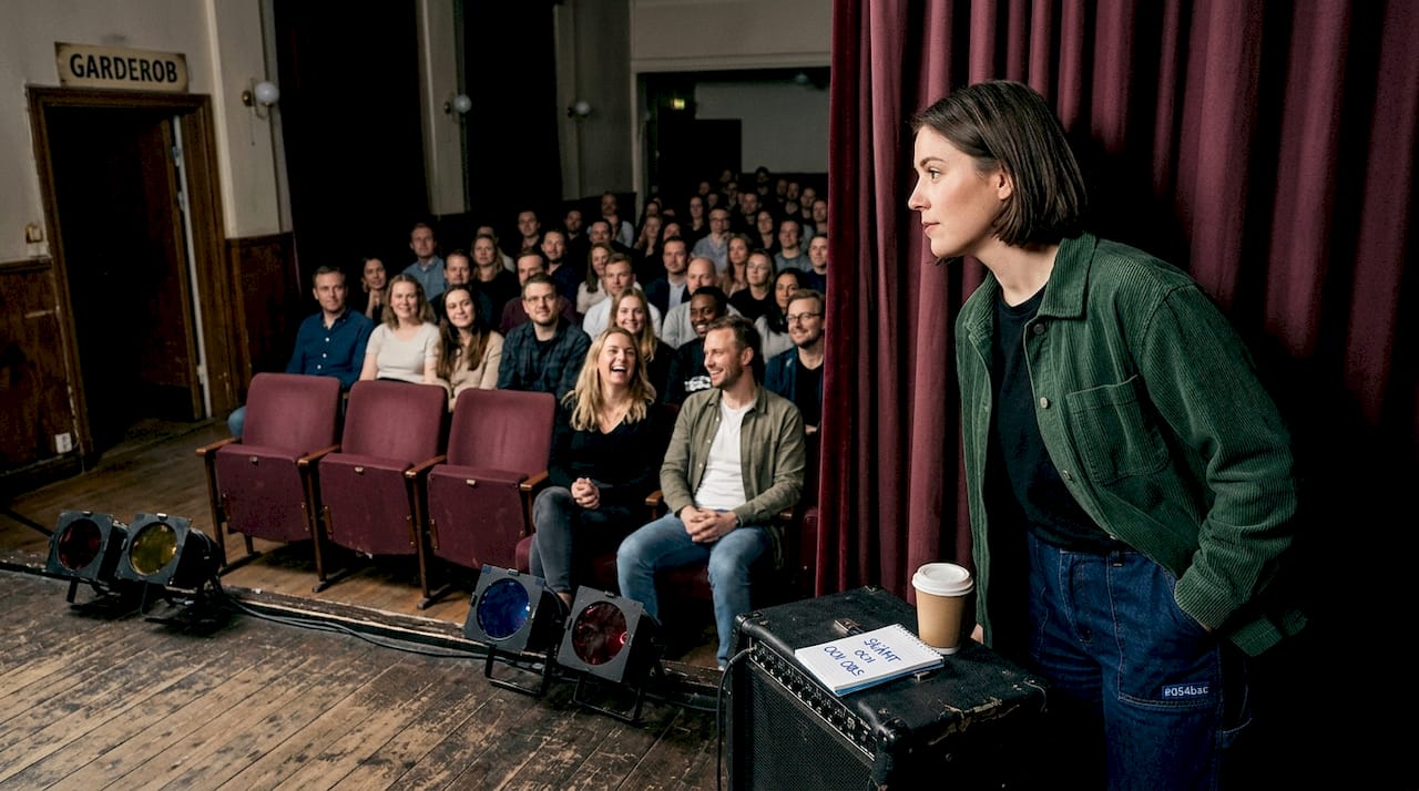 Komikern står på scenen och tar in publikens reaktioner i realtid.