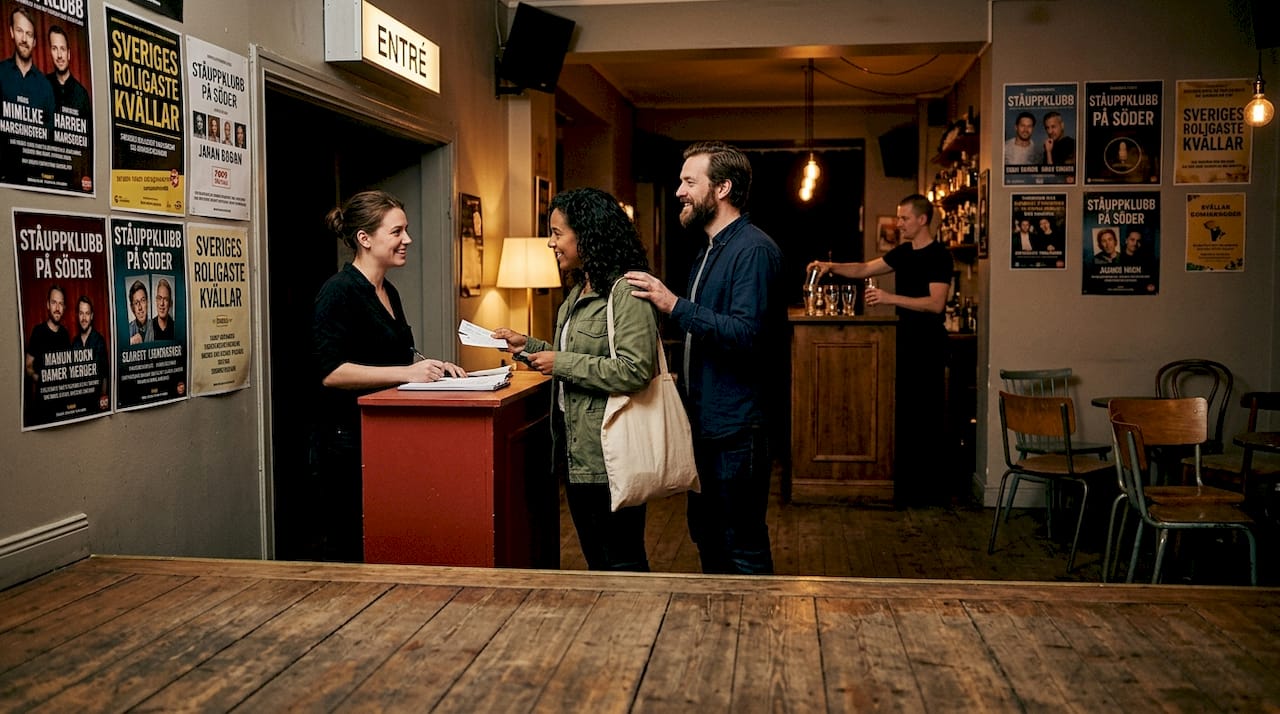 Kvällens gäster anländer till standup-kvällen på Mariatorget