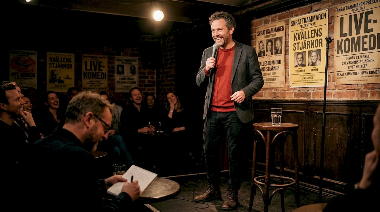 Standupkomiker bjuder på skruvade reflektioner från vardagslivet inför publik på klubben.