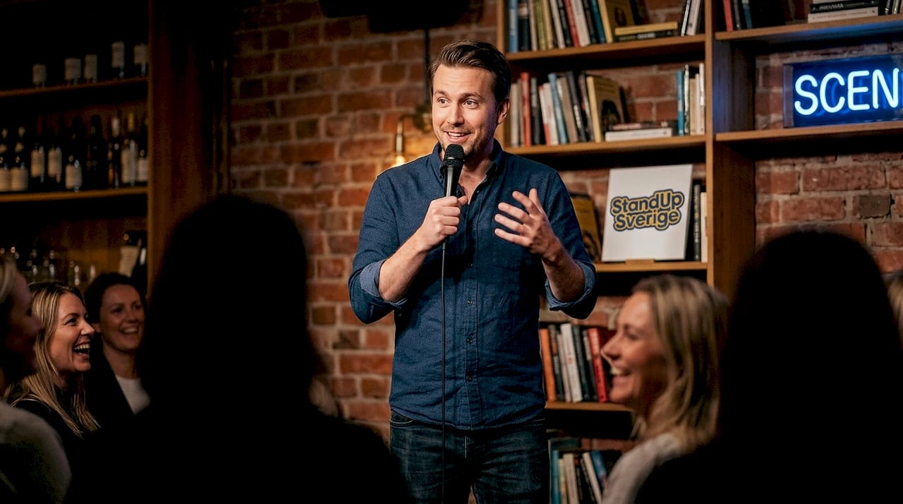 En ståuppkomiker som uppträder inför publiken på en klubb.