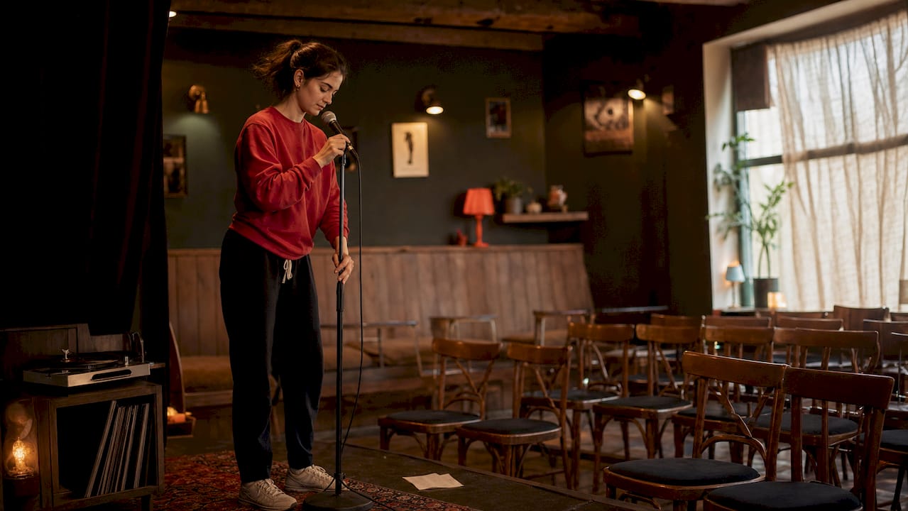 En stämningsfull standupkväll på en av Stockholms mest intima scener