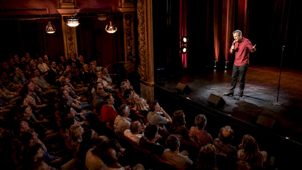 Komiker som kör standup live på scen