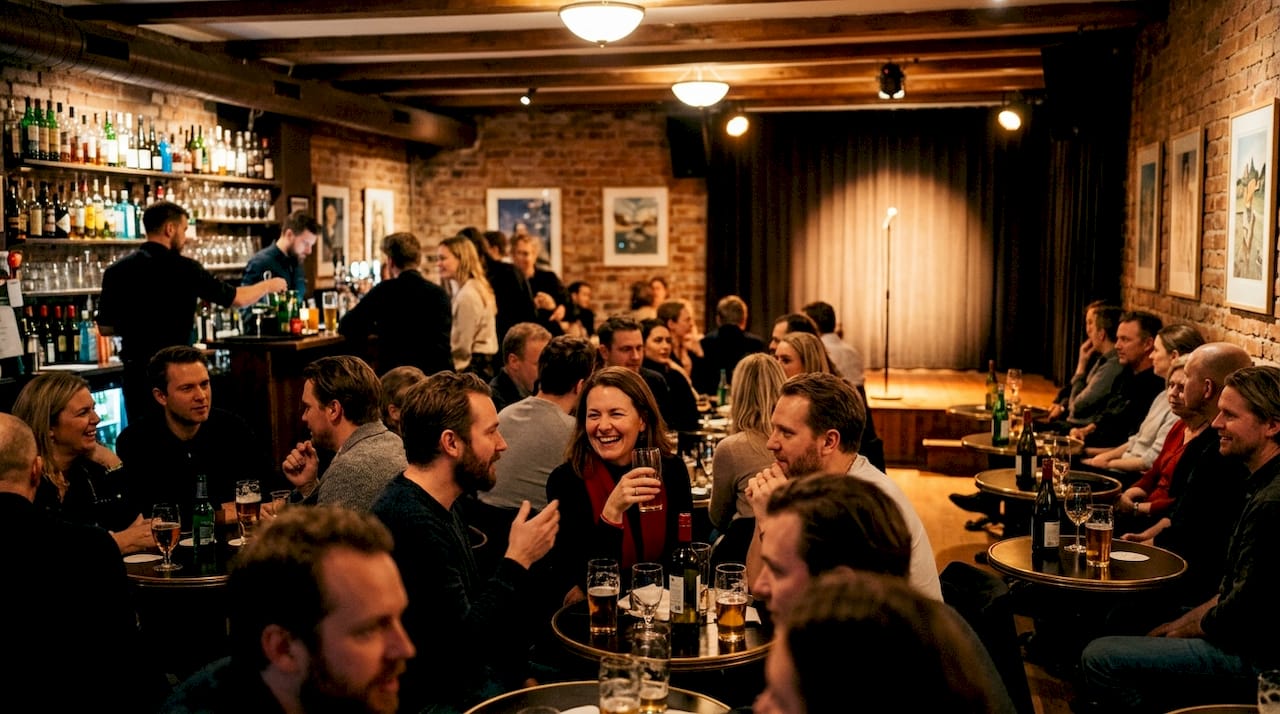 Publik på en standupklubb i Stockholm