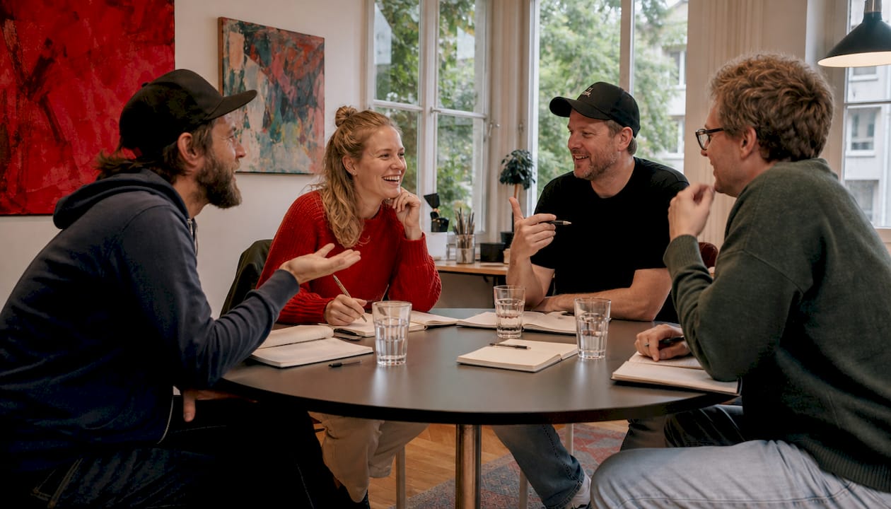 Humorduon snackar om sina repetitioner i studion