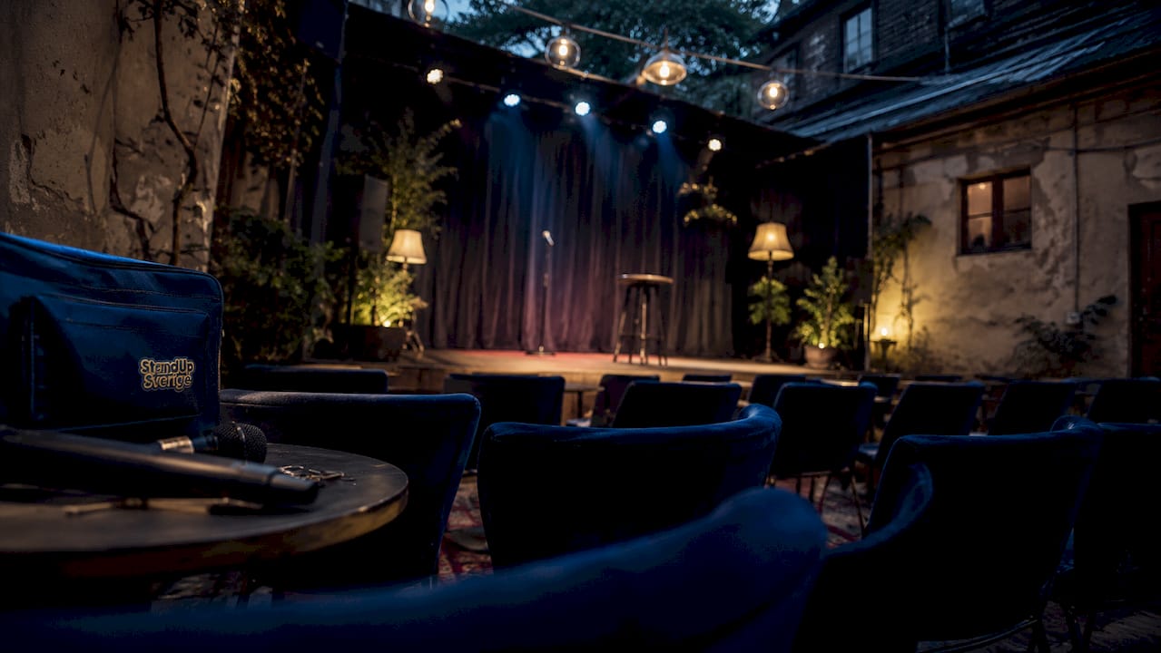 En tom standup-scen och tomma publikstolar i Malmö – redo för kvällens skrattfest.