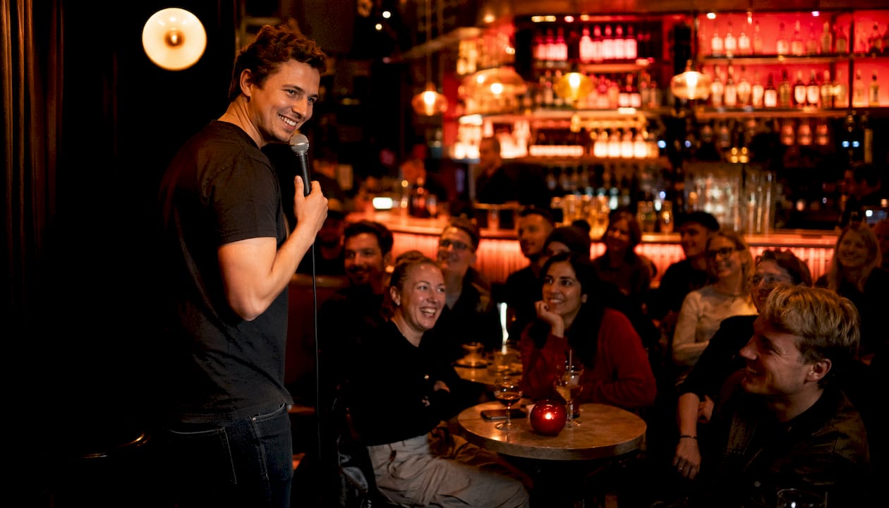 Standupkväll med liveuppträdande på RAW Comedy Club