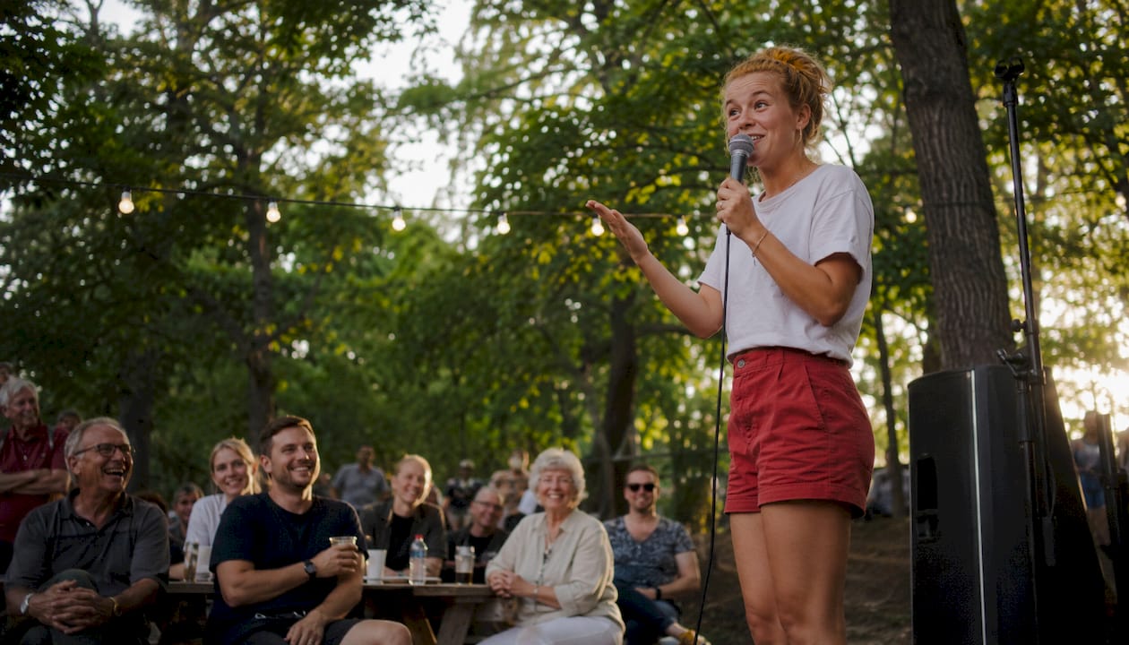 Liveband uppträder under kvällens humorshow