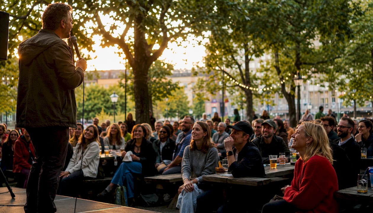 Kvällens konferencier hälsar välkommen till standup-showen och publiken sitter förväntansfull och lyssnar.