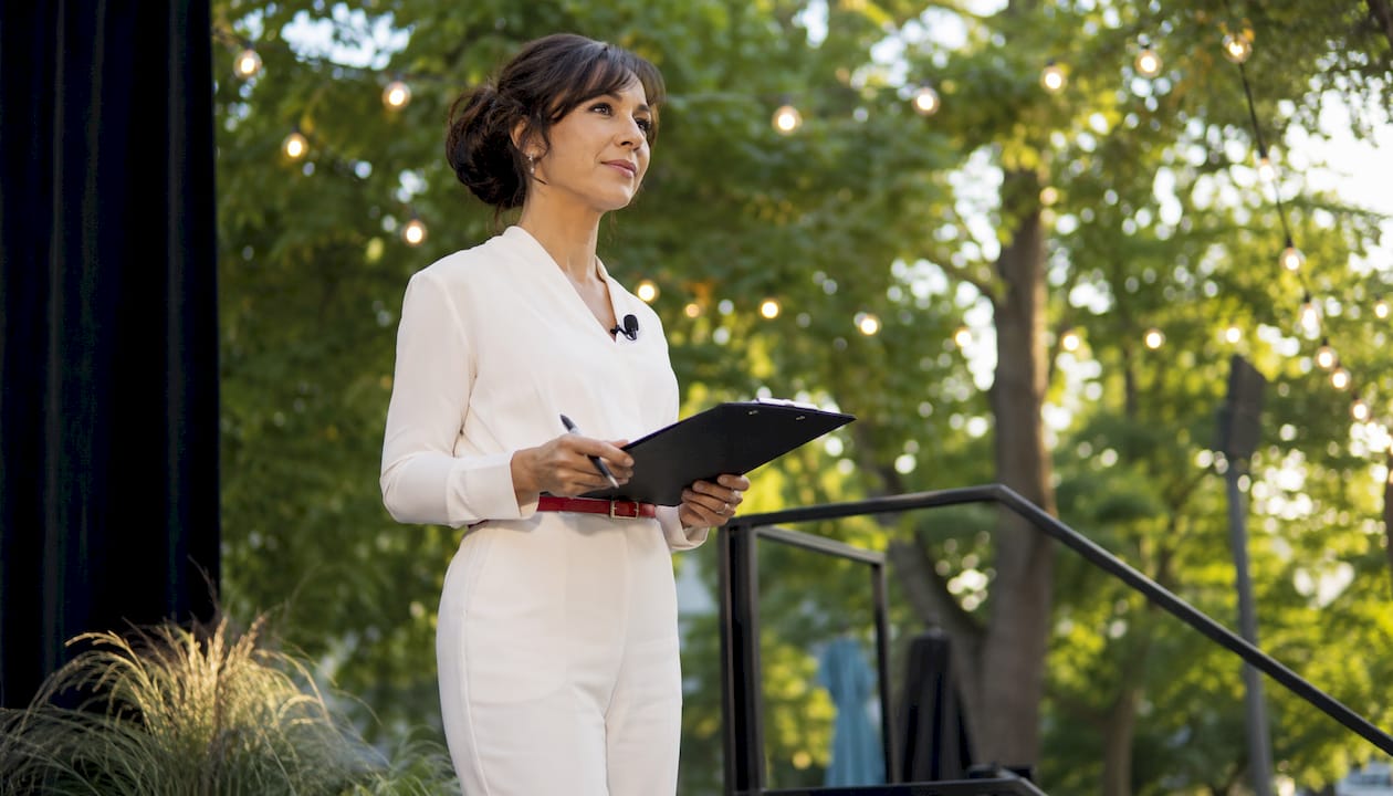 Petra Mede förbereder sig bakom kulisserna inför kvällens konferencieruppdrag.
