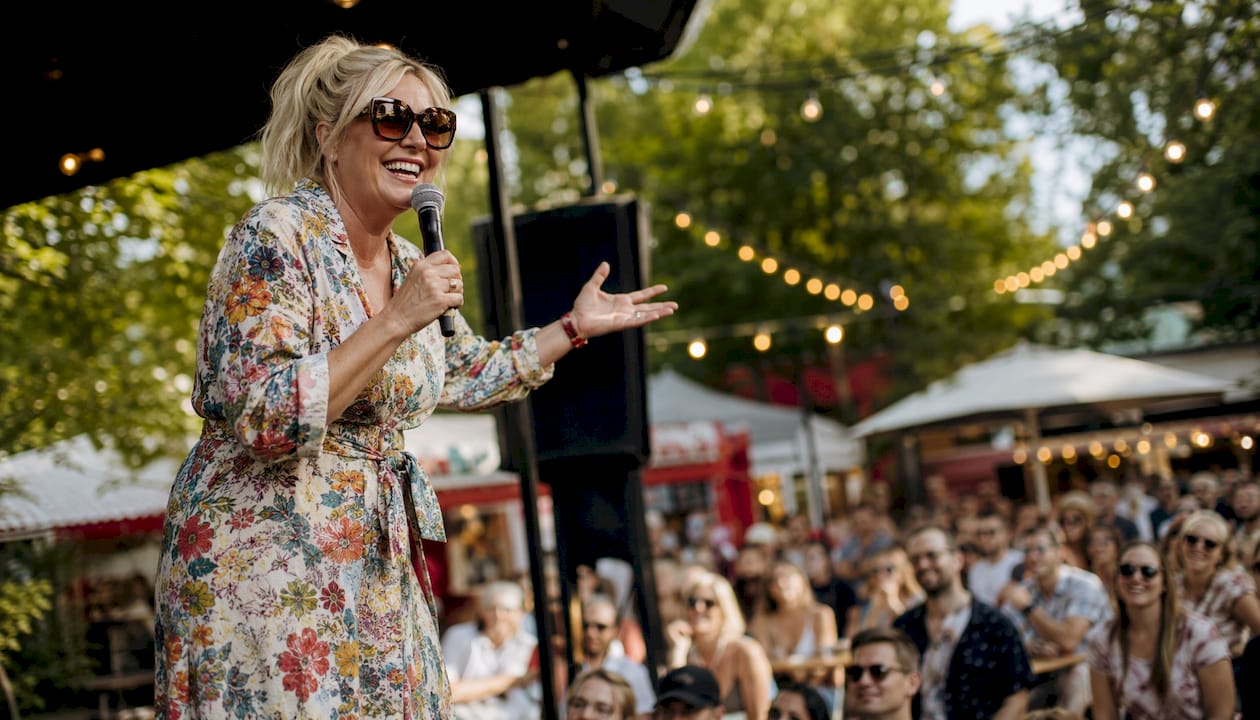 Marika Carlsson står på scen och bjuder på sina träffsäkra standup-skämt.
