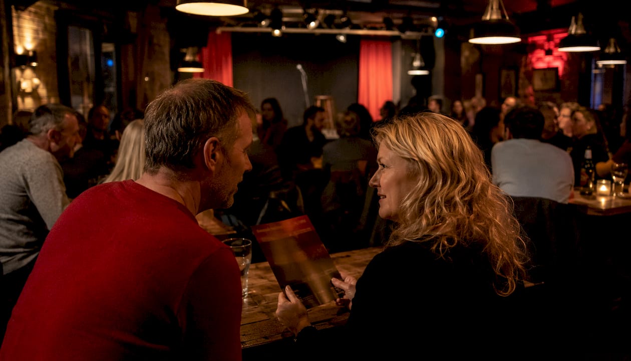 Ett par bestämmer sig för att gå på standup i en liten, mysig klubb.