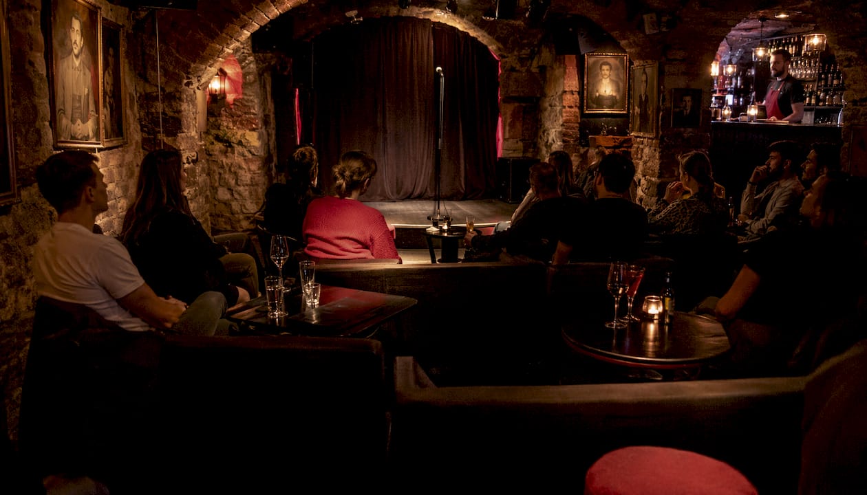 Mysig standupklubb i hjärtat av Stockholm med intim och inbjudande stämning.