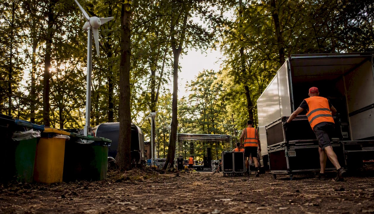 Scenbygge för konsert med fokus på hållbar logistik