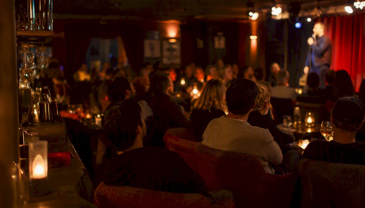 Publiken skrattar och har riktigt roligt under kvällens standup-föreställning.