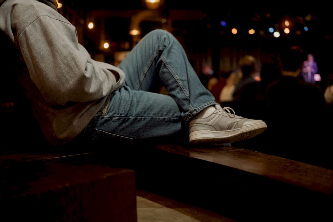 Publiken på standup-klubben är klädda avslappnat – jeans, t-shirts och kanske någon hoodie. Det är ingen som har klätt upp sig, utan alla verkar trivas i sina vardagskläder.