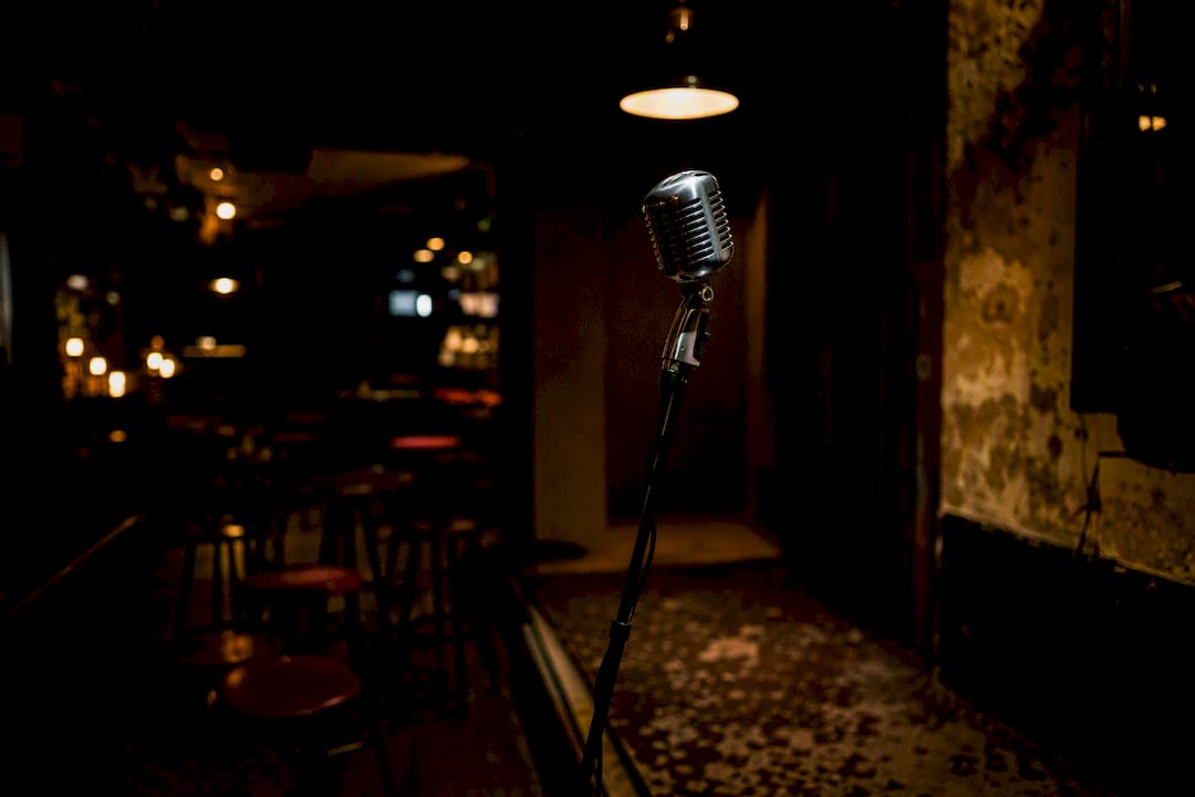 Mikrofon på stativ i standupklubb