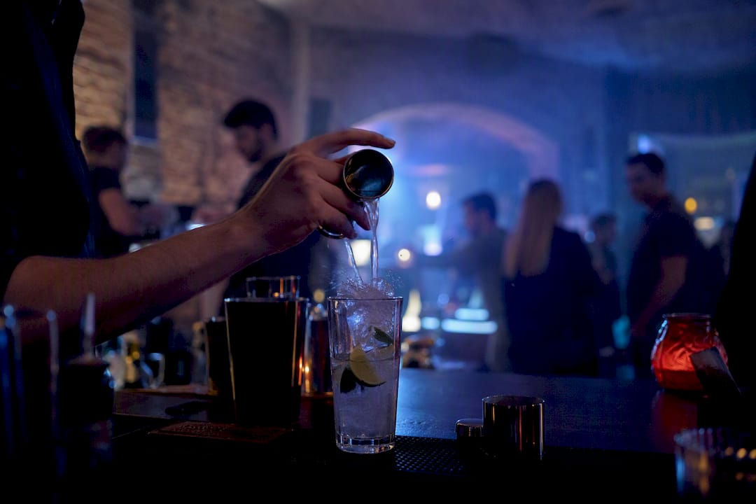 Bartender som häller upp öl inne på standupklubben