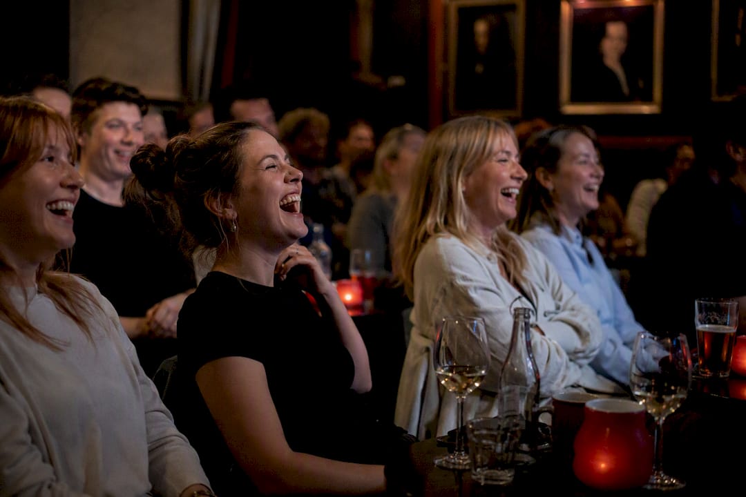 Skrattande publik på en standup-föreställning