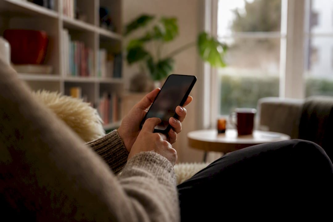 Hand som bokar biljett till standup-show via smartphone