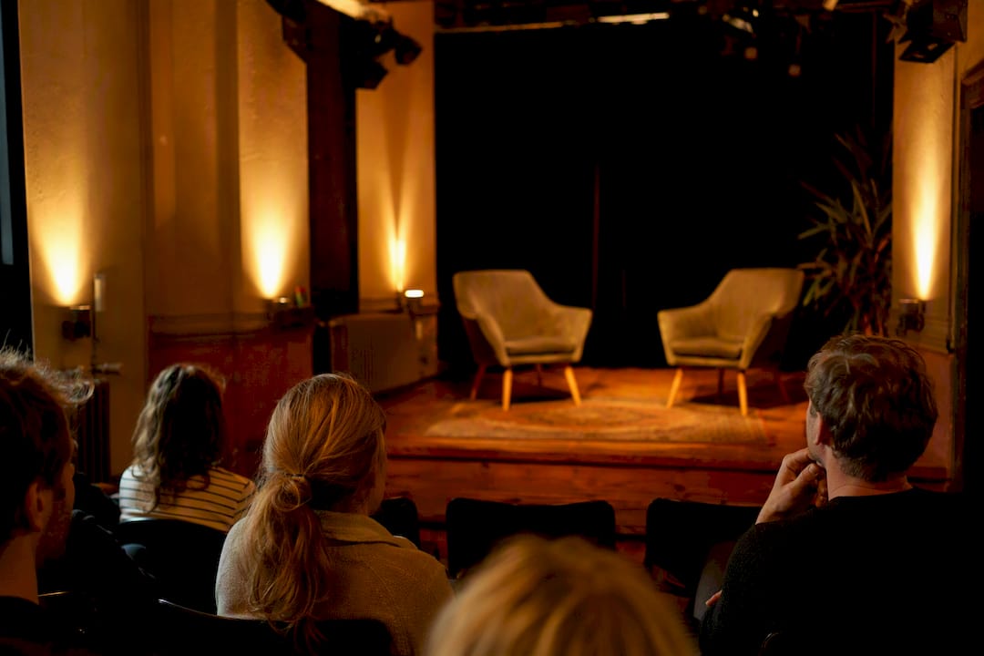 Liten scen för improvisationsteater med lugn publik