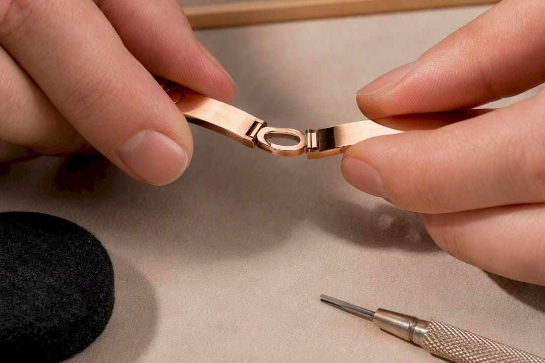 Testing bracelet hinge closure and joint