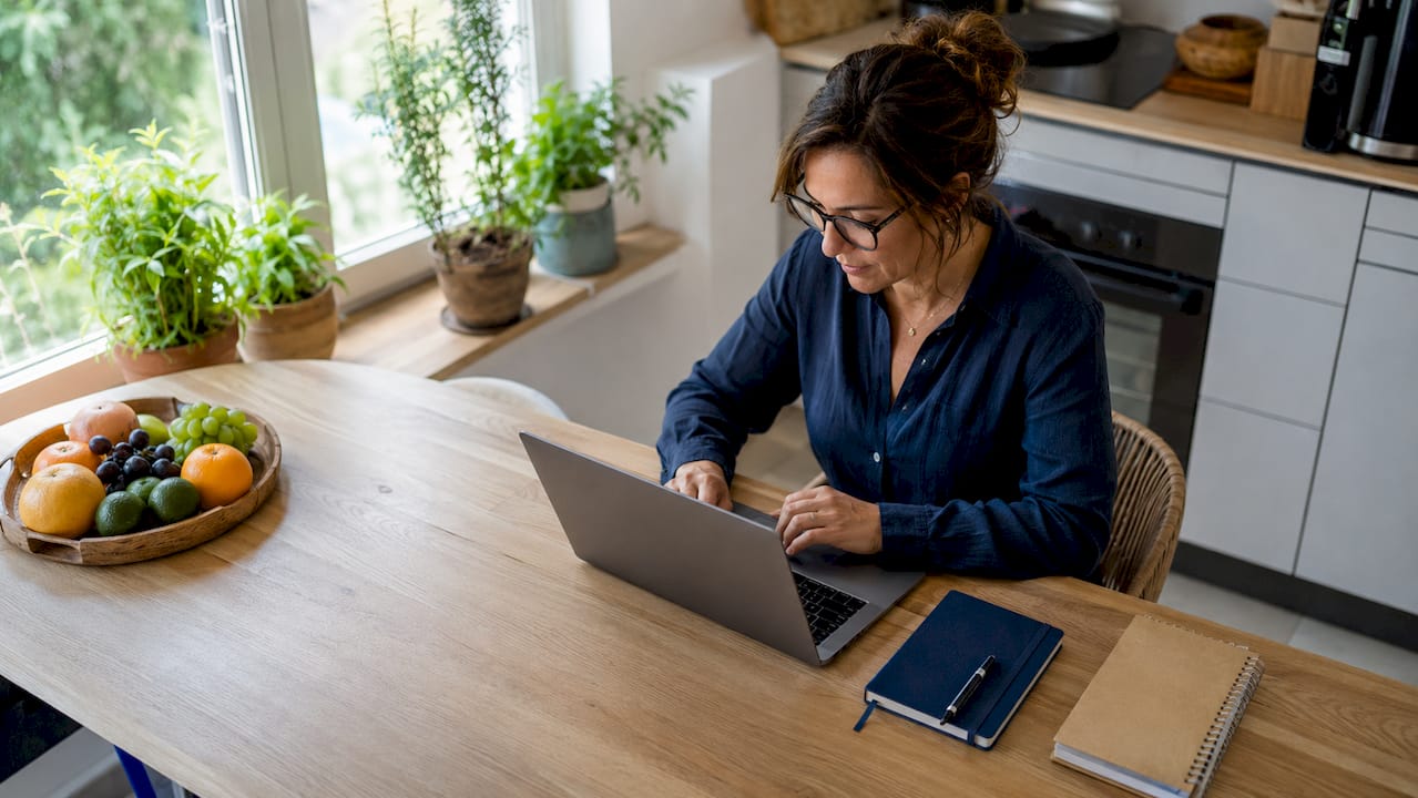 Une femme consulte un site dédié à la promotion touristique sur son ordinateur portable.