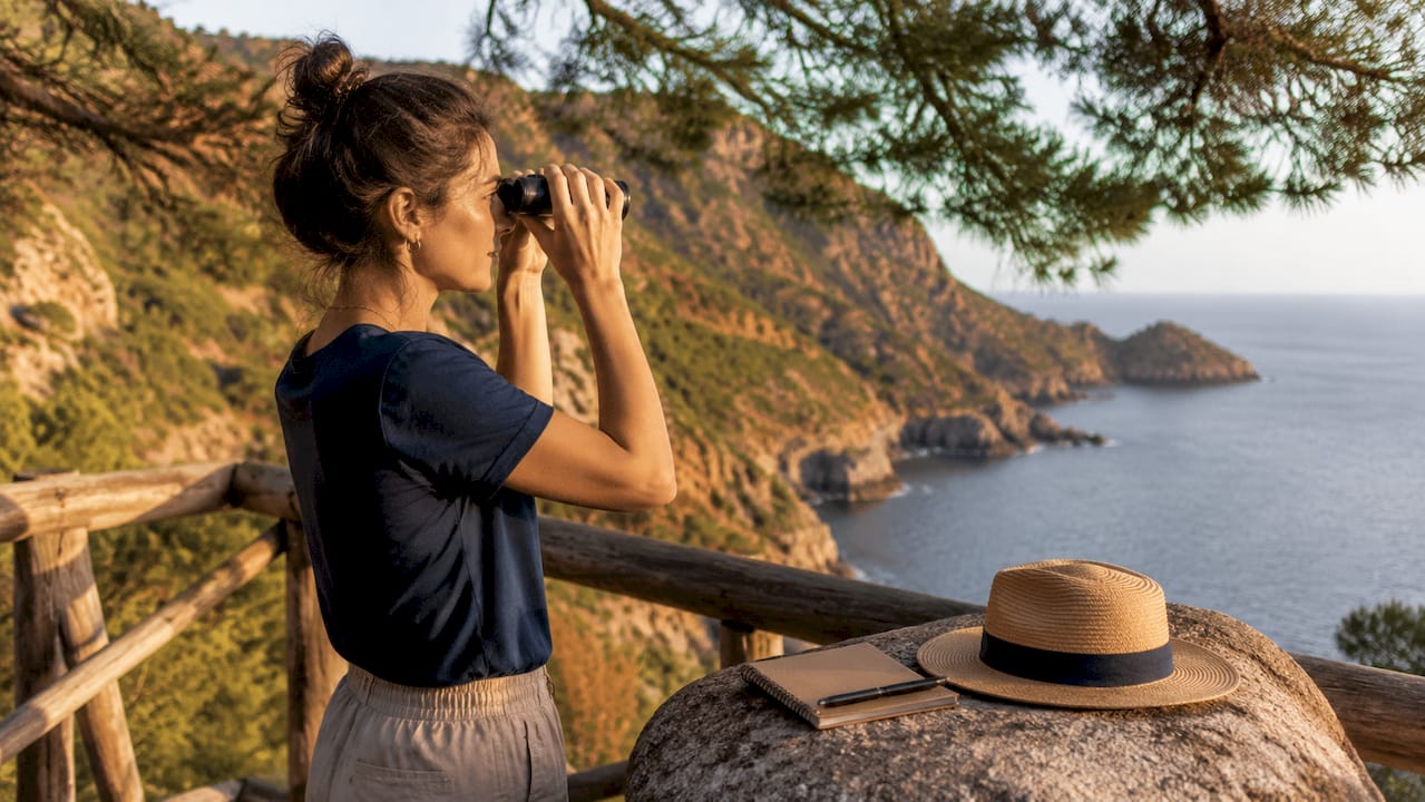 Un randonneur observe attentivement sa carte au cœur des paysages sauvages de la Corse.