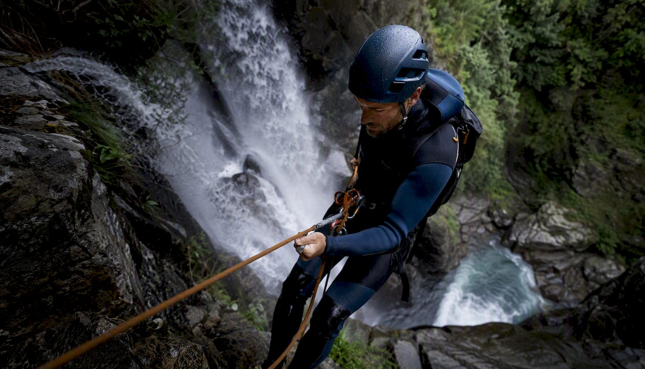 Descente sportive en rappel dans les gorges du Vacca